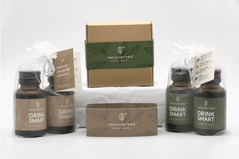 Recovertea Wedding Probierset – geschlossene 2er-Geschenkbox mit zwei Nutrient Shots in Classic Green und Stone Beige, stilvolles Hochzeits-Gastgeschenk im eleganten Design