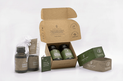 Recovertea Wedding Probierset – zwei Nutrient Shots in Classic Green und Stone Beige vor geöffneter Geschenkbox mit passenden Banderolen, elegantes Hochzeits-Gastgeschenk im minimalistischen Stil